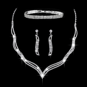 Nahaufnahme eines funkelnden Brautschmuck-Sets mit Halskette, Armband und Ohrringen