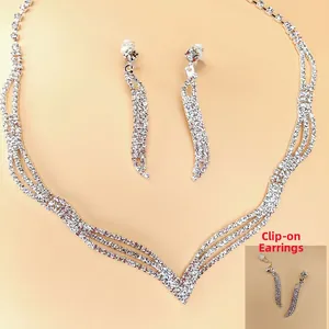 Nahaufnahme von Brautschmuck-Set in Silber mit Strass und Clip-Ohrringen mit Quasten
