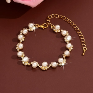 Exquisite pearl bracelet with sparkling rhinestones and golden adjustable chain