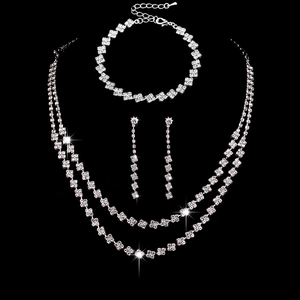 Detailansicht des silbernen Brautschmuck-Sets mit funkelnden Strasssteinen in Blumenform