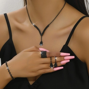 Gros plan sur une parure de bijoux de mariage en V avec cristaux noirs en forme de goutte