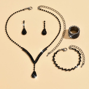 Détail de la parure de bijoux de mariée 4 pièces avec strass noirs et collier assorti