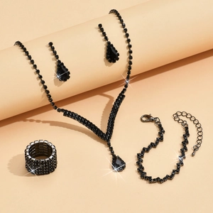 Vue détaillée de parure bijoux mariée avec strass noirs sur supports beiges élégants