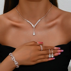 Détail d'une parure de bijoux de mariée étincelante avec collier et boucles sur un modèle