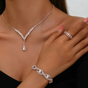 Parure de bijoux de mariée élégante en or rose avec strass brillants sur un mannequin