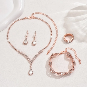 Détail d'une parure de bijoux de mariée en or rose avec strass et cristaux goutte d'eau