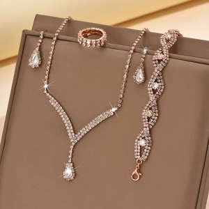 Détail de la parure de bijoux de mariée avec strass or rose sur une boîte de luxe