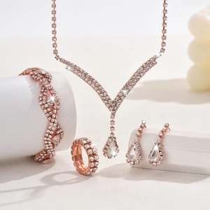 Vue détaillée de la parure bijoux de mariée en or rose avec cristaux scintillants en goutte