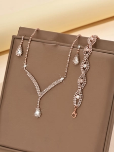 Vue détaillée du collier et des boucles d'oreilles de mariée en strass sur boîte
