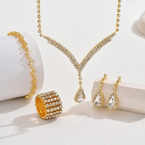 Vue détaillée d'une parure de bijoux dorée pour mariée avec pendentif en V et zircons brillants