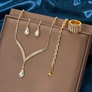 Détails de la parure de bijoux de mariée dorée avec cristaux étincelants en goutte