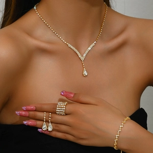 Vue détaillée d'une parure de bijoux de mariée de luxe avec cristaux étincelants sur or