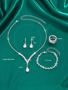 Vue détaillée d'une parure de bijoux en cristal argenté avec pendentifs goutte d'eau