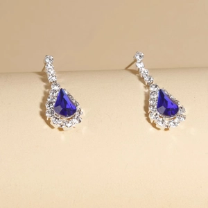 Vue détaillée des boucles d'oreilles saphir bleu poire avec accents de zircone blanc