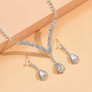 Vue détaillée d'un ensemble collier strass en V et boucles d'oreilles goutte élégantes