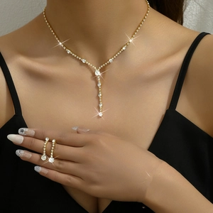 Nahaufnahme von glitzerndem Strass-Halsketten und Ohrring-Set für Bräute am Model
