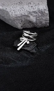Silberner Schleifenring aus versilbertem Kupfer mit den Abmessungen 22 mm x 22 mm