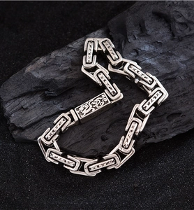 Detalle del brazalete de dragón retro en plata de ley S925 con grabado en sánscrito