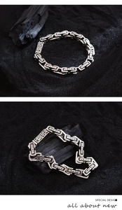 Vista macro de pulsera hip-hop vintage de plata con caracteres sánscritos y patrón dragón