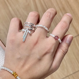 Elegantes Perlenring-Set und silberner Schleifenschmuck für Damen auf Naturholzgrund