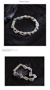 Detalle de cadena bizantina de plata retro con caracteres sánscritos grabados en los eslabones
