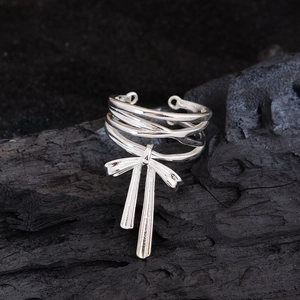 Silberner Schleifenring mit mehrlagigem Drahtdesign und offenem, verstellbarem Band