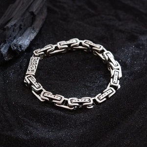 Pulsera hip hop vintage con dragón tallado y grabados en sánscrito sobre fondo de piedra negra