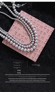 Comparaison détaillée de trois colliers de perles argentées avec différents poids et reflets