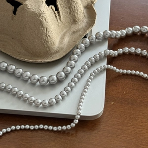 Collier de perles grises minimaliste français en plusieurs couches au fini métallique