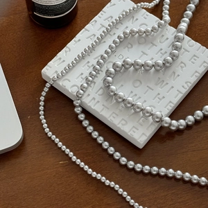 Élégant collier de perles gris argenté de style français avec différentes tailles de perles