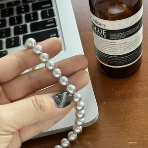 Gros plan sur d'élégantes perles rondes gris argenté au lustre élevé et surface lisse