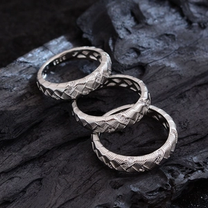 Dreiteiliges Set aus S925 Sterlingsilber Ringen mit Weizenähren-Textur und Zirkonia