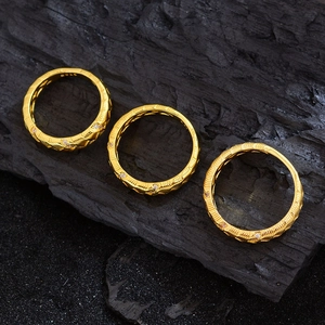Drei goldene Ringe mit Weizenährenstruktur, S925-Stempel und Zirkonia auf Stein