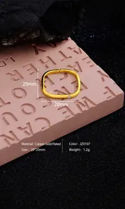 Detail eines quadratischen vergoldeten Kupferrings mit weißem Diamanten auf Sockel