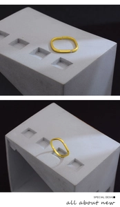 Detail eines minimalistischen Gold-Quadratrings mit Zirkonia-Inlay und offener Schiene