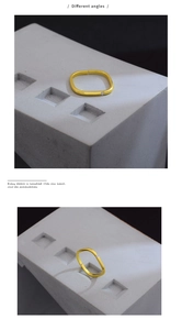 Detailansicht eines quadratischen Goldrings mit Zirkonstein aus verschiedenen Winkeln