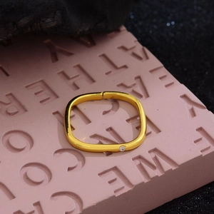 Minimalistischer quadratischer Goldring mit einzelnem Diamanten und verstellbarem Band
