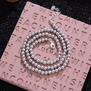 Collier de perles gris argenté de style français chic avec fermoir en argent S925 sur support