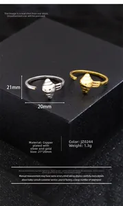 Nahaufnahme von goldenen und silbernen Croissant-Ringen mit Falten-Design auf Ständer