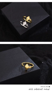 Detailansicht der gold- und silberfarbenen Croissant-Ringe mit Spiralstruktur