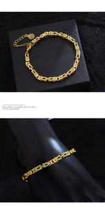 Vue détaillée du bracelet byzantin doré avec motif écailles de dragon et fermoir