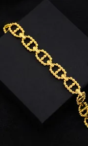 Λεπτομέρεια από επιχρυσωμένο βραχιόλι Marina Link 18K με διαστάσεις 19,7cm και βάρος 15,3g