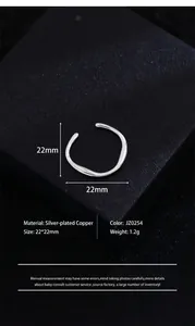 Macro dell'anello in rame placcato argento con texture curva e dimensioni 22mm