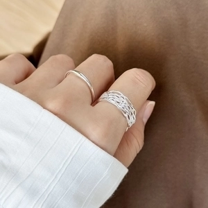 Set di anelli in argento S925 con fascia liscia minimalista e design a maglia intrecciata