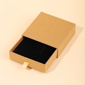 Détail de boîte à bijoux en papier kraft avec ruban de satin et insert en éponge