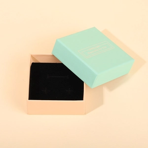 Vue détaillée du coffret cadeau bijoux vert menthe avec doublure en velours noir et texte doré