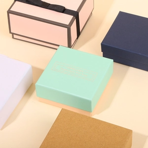 Plusieurs coffrets cadeaux bijoux colorés avec nœuds en ruban et lettrage doré chic