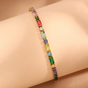 Détail d'un bracelet doré orné de zircons rectangulaires colorés sur un présentoir