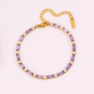Détail d'un bracelet tennis doré avec zircons violets et étiquette gravée K18