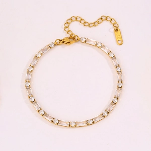 Détail du bracelet en or avec zircons rectangulaires et étiquette métal K18